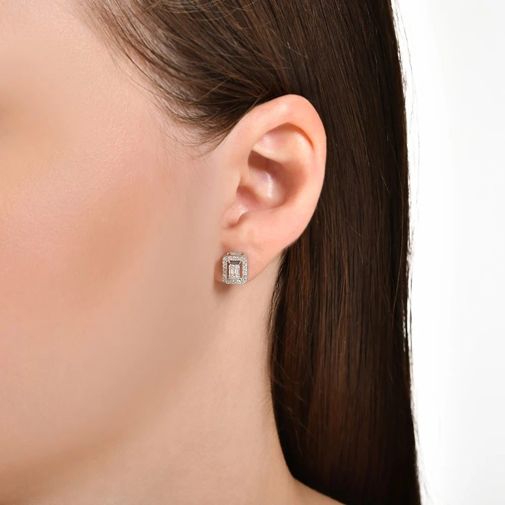 0,37 Karat Pırlantalı Baget Küpe