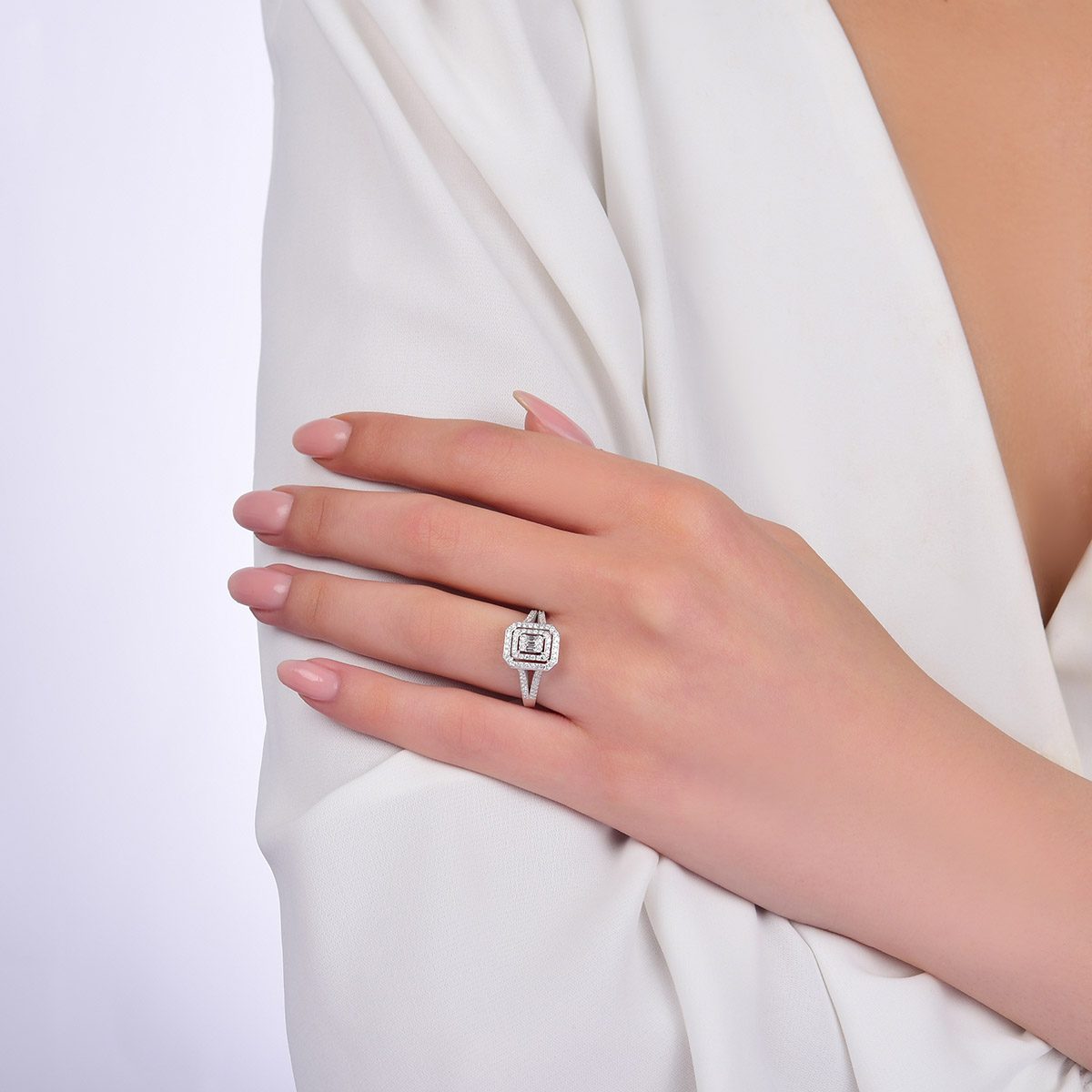 0,43 Karat Kolları Taşlı Pırlantalı Baget Yüzük